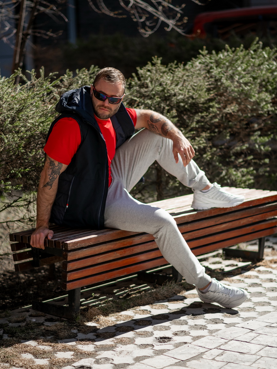 Жилет утепленный демисезонный с капюшоном Иваго